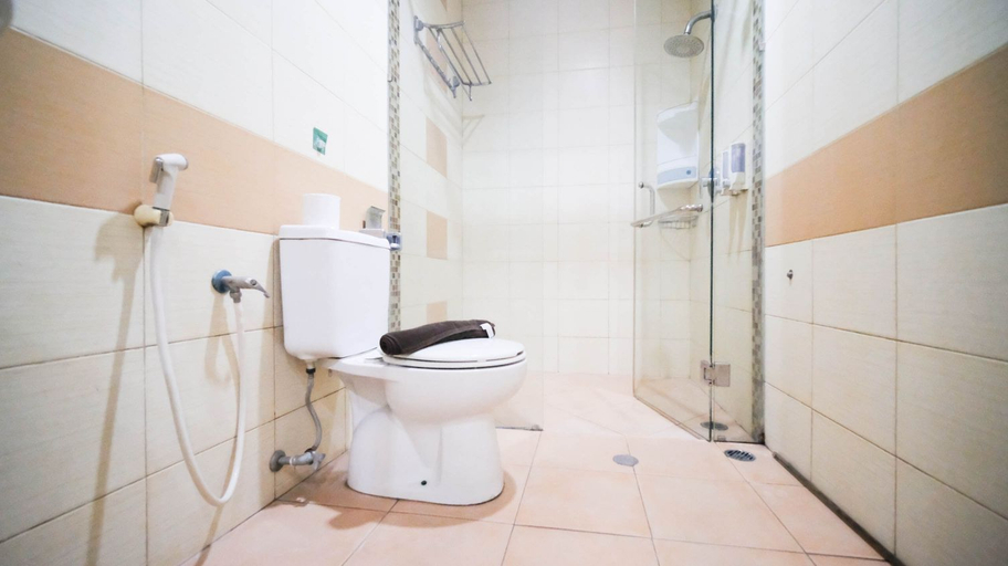 Bathroom 5, Best Location and Homey 2BR at Twin Tower Apartment By Travelio, Surabaya