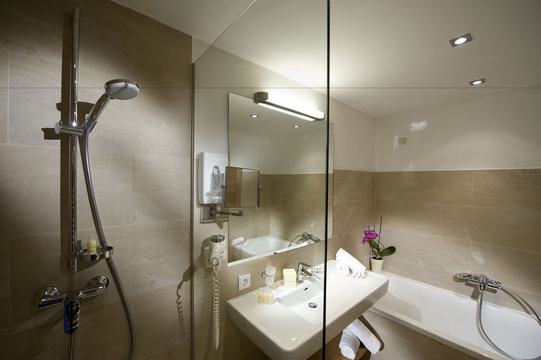 Bathroom 5, Hotel Leonhard, Zell am See
