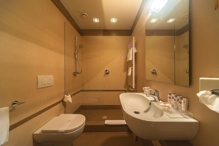 Bathroom 5, De la Ville, Rimini