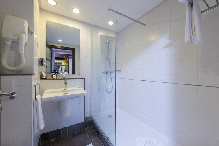 Bathroom 5, Corail Suites Hotel, Bouhaira