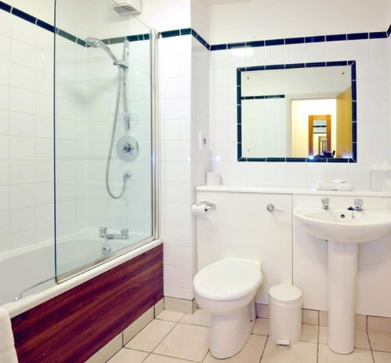 Bathroom 5, Eastwood Hall, Nottinghamshire
