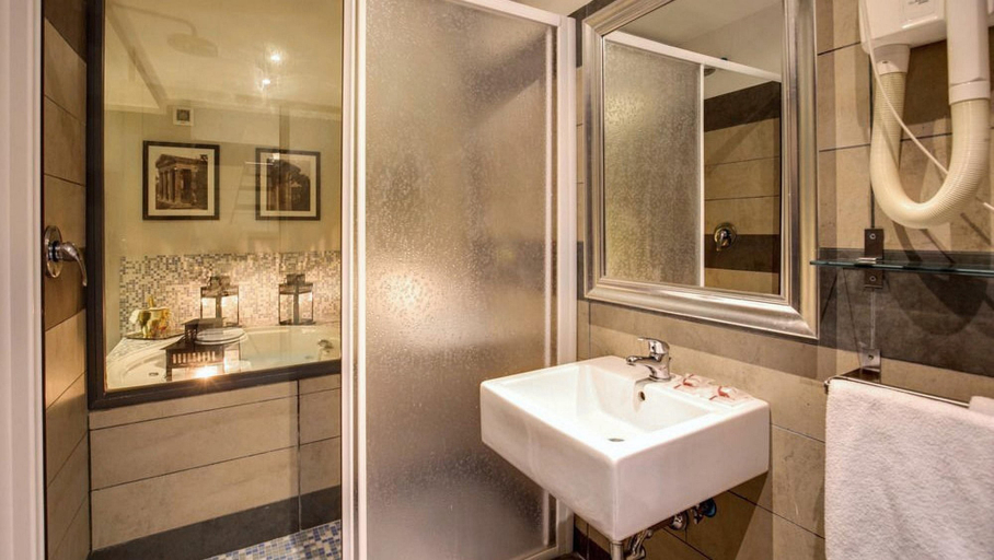 Bathroom 4, The Strand Hotel, Roma