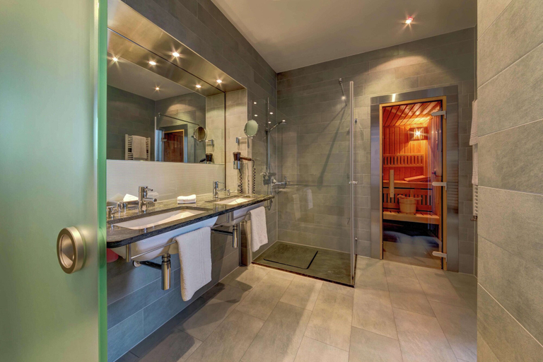 Bathroom 5, Hilton Garden Inn Stuttgart Neckar Park, Stuttgart