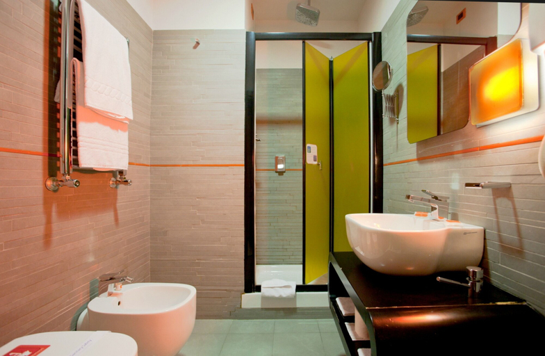 Bathroom 4, Orange Hotel, Roma