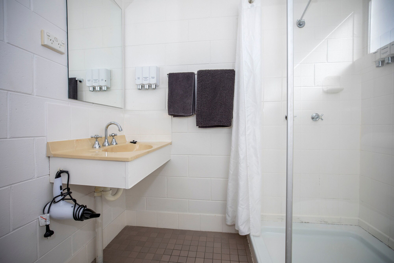 Bathroom 3, Banjo Paterson Motor Inn, Rosslea