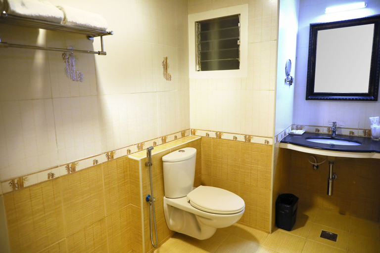 Bathroom 4, Taz Kamar Inn, Chennai