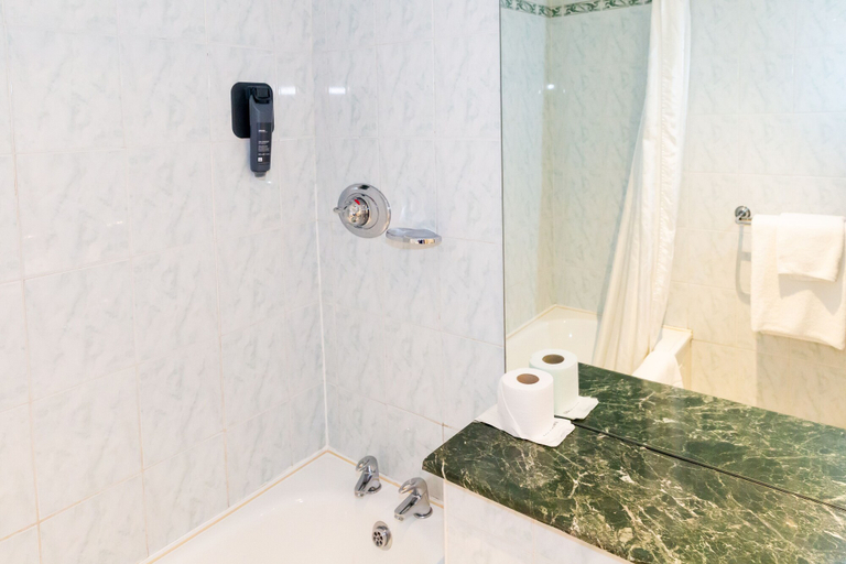 Bathroom 4, Alexandra Hotel, Highland