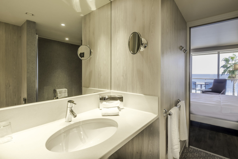 Bathroom 5, Radisson Blu Hotel, Nice, Alpes-Maritimes