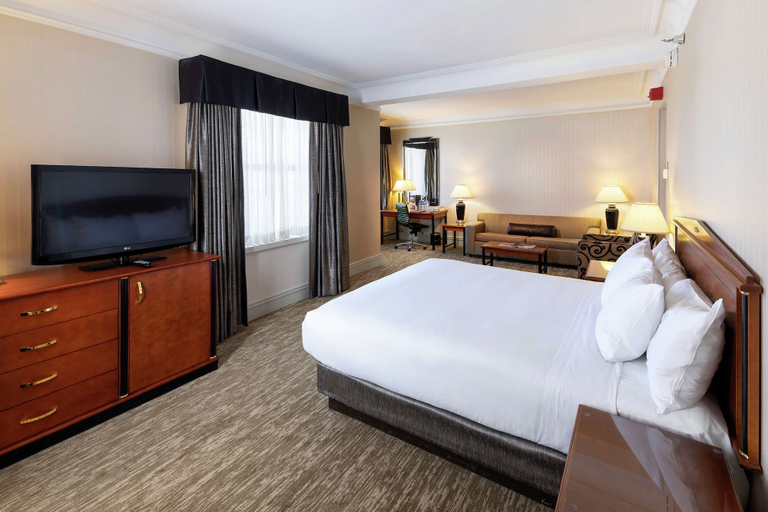 Bedroom 3, Hilton Cincinnati Netherland Plaza, Hamilton