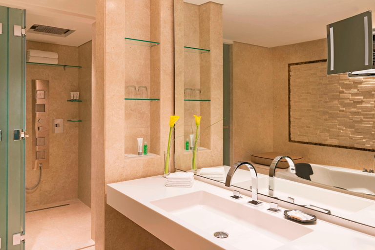 Bathroom 5, Le Meridien Dubai Hotel & Conference Centre, Dubai