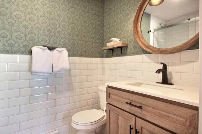 Bathroom 4, Unique & Sunny Top Floor Old Quebec Gem, Communauté-Urbaine-de-Québec