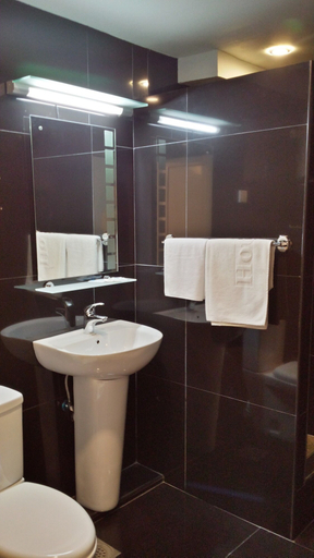 Bathroom 5, Bali Colosseum Hotel, Belgrade