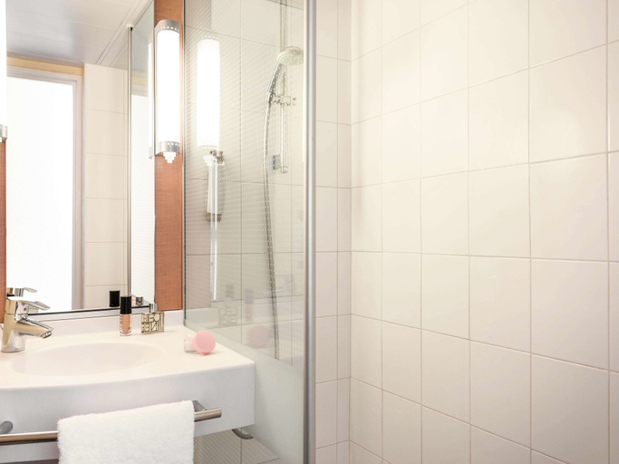Bathroom 5, ibis Paris Porte de Bagnolet, Seine-Saint-Denis