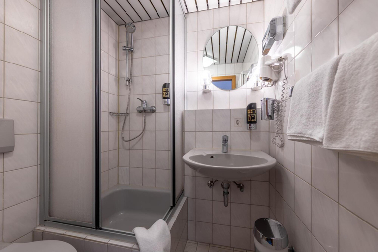Bathroom 4, TRIP INN Hotel Schumann, Düsseldorf