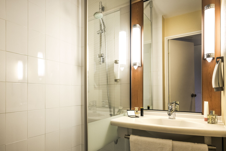 Bathroom 5, ibis Nogent sur Marne, Val-de-Marne