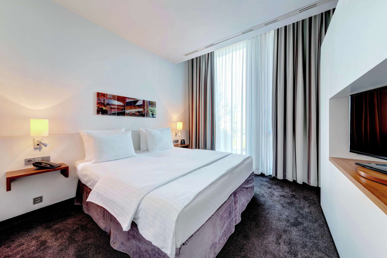 Bedroom 4, Hilton Garden Inn Stuttgart Neckar Park, Stuttgart