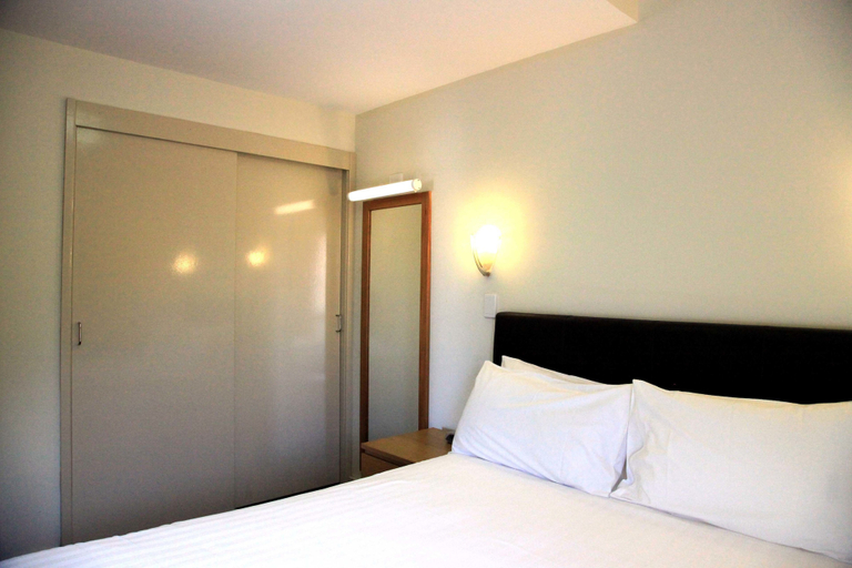 Bedroom 3, Travellers Motor Village, Newcastle - Inner City