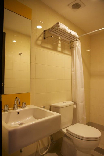 Bathroom 5, Amaris Hotel Bandara Soekarno Hatta, Tangerang