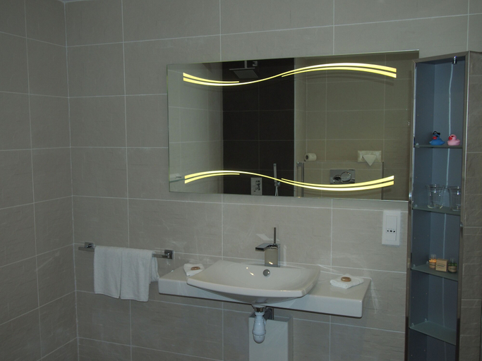 Bathroom 5, Le Manoir De Gressy, Seine-et-Marne