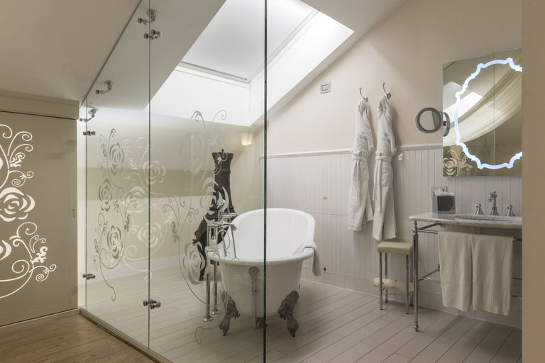 Bathroom 5, Château Monfort, Milano