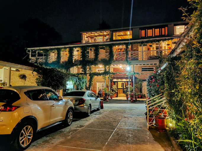 Exterior & Views