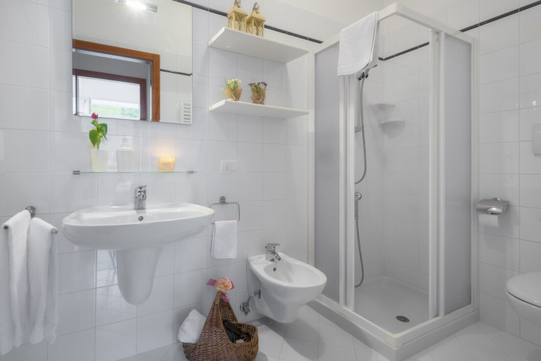 Bathroom 5, La Busa Apartments, Trento