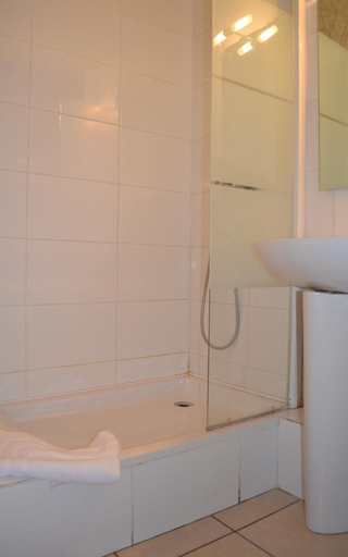 Bathroom 5, Hôtel Concorde, Gard