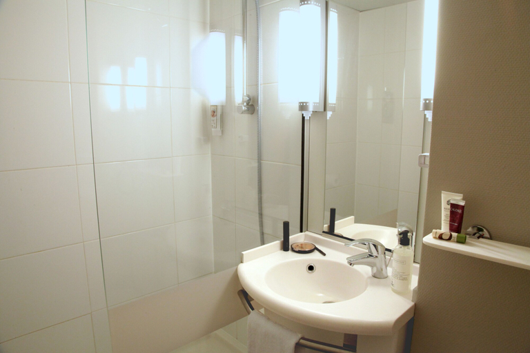 Bathroom 4, ibis Quimper, Finistère