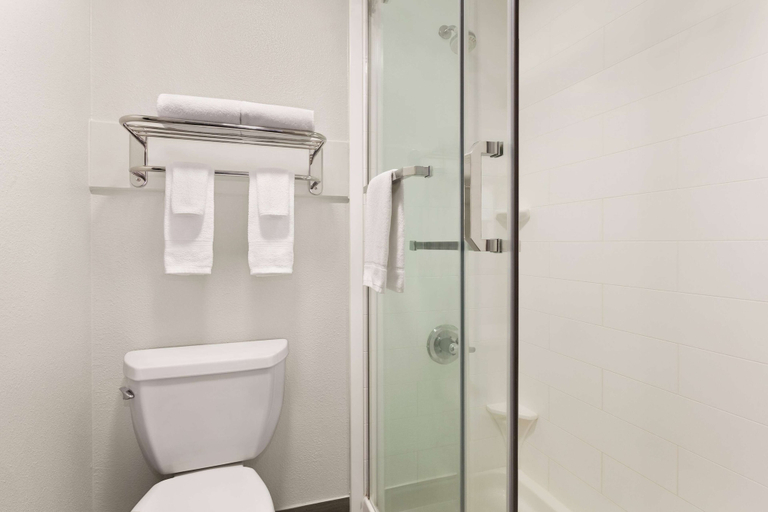 Bathroom 4, Days Inn by Wyndham Paris, Lamar