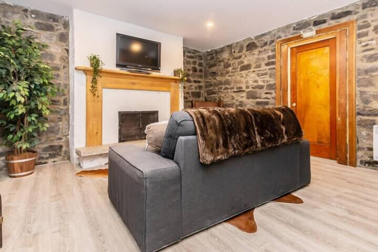 Others 4, Modern Meets Rustic - 2 Bdrm Old Quebec, Communauté-Urbaine-de-Québec