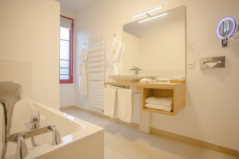 Bathroom 5, Boutique Hotel & SPA Au Charme Rabelaisien, Indre-et-Loire