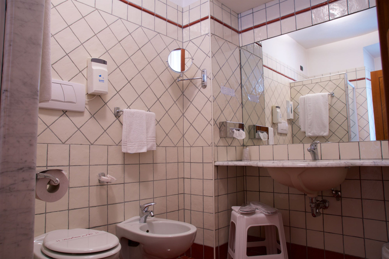 Bathroom 4, Hotel La Luna, Lucca