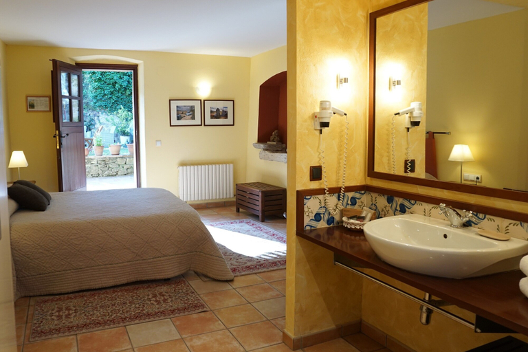 Bathroom 3, La Sala de Camós, Girona