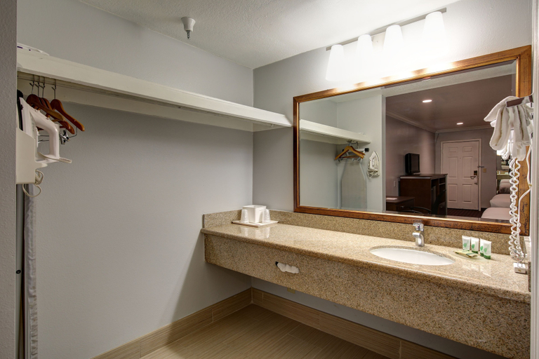 Bathroom 4, Hotel Pacific Manhattan Beach, Los Angeles