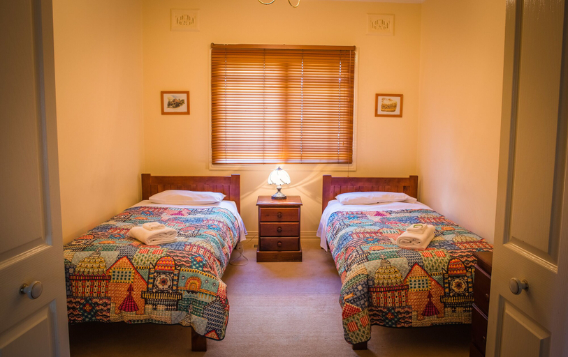 Bedroom 2, Whispering Pines Cottages, Blue Mountains