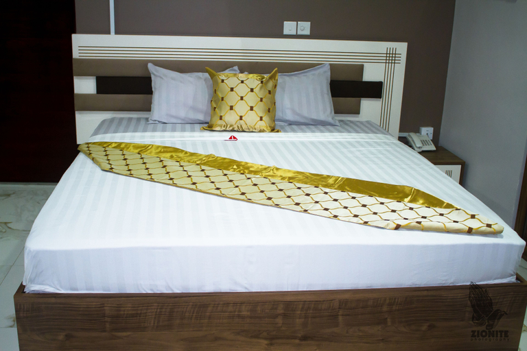Bedroom 3, Plus 33 Hotel, Tema