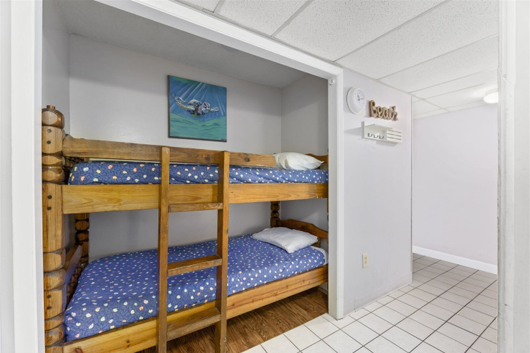 Bedroom 1, Moondrifter 205, Bay