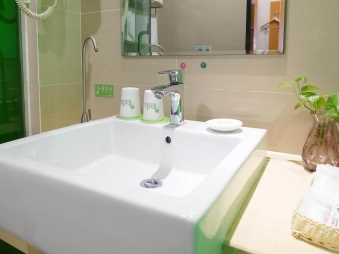 Bathroom 3, Vatica XuZhou WanDa Plaza Hotel, Xuzhou