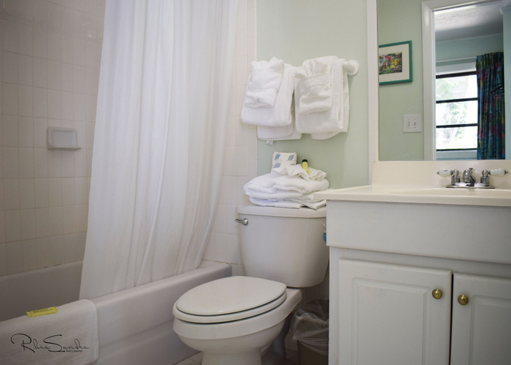 Bathroom 4, Amoray Dive Resort, Monroe