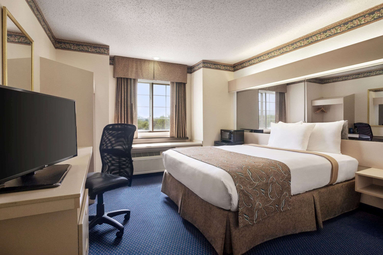 Bedroom 4, Travelodge by Wyndham Fort Scott, Bourbon