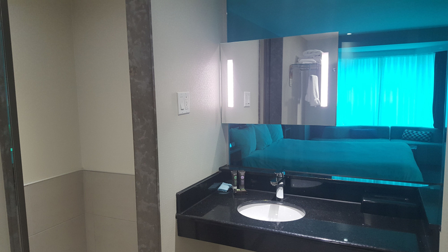 Bathroom 5, Novotel Montreal Centre, Montréal