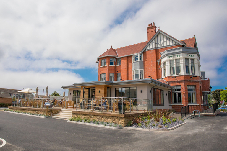 Exterior & Views