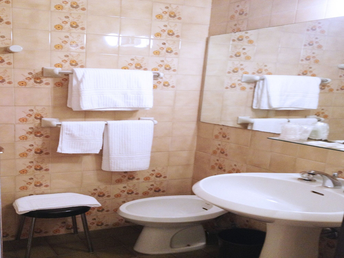 Bathroom 4, Hotel Italia, Cagliari