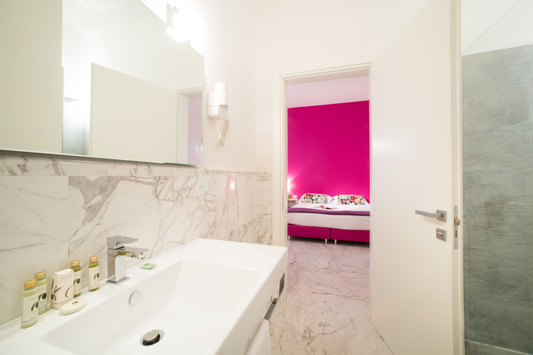 Bathroom 5, Hotel Boston, Florence