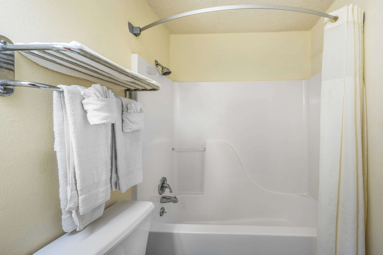 Bathroom 4, Super 8 by Wyndham Denton, Denton