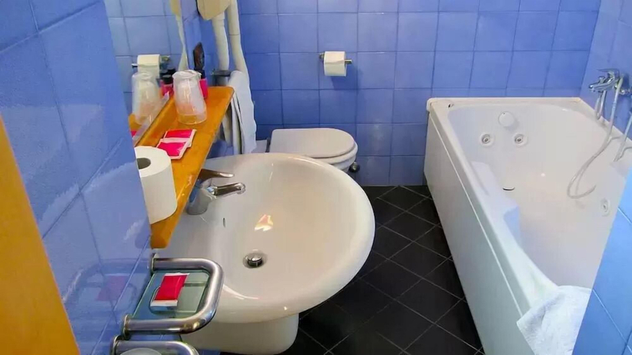 Bathroom 3, Hotel Fiorella, Ancona