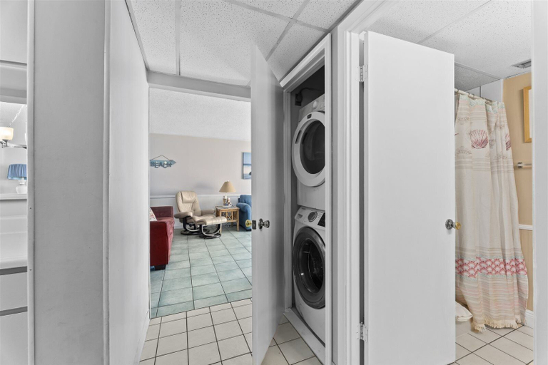 Bathroom 3, Moondrifter 205, Bay