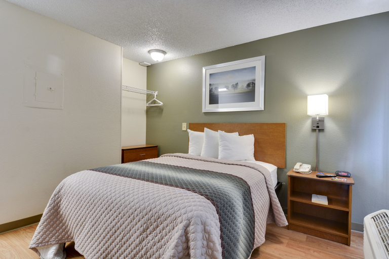 Bedroom 3, HomeTowne Studios by Red Roof Austin, Williamson