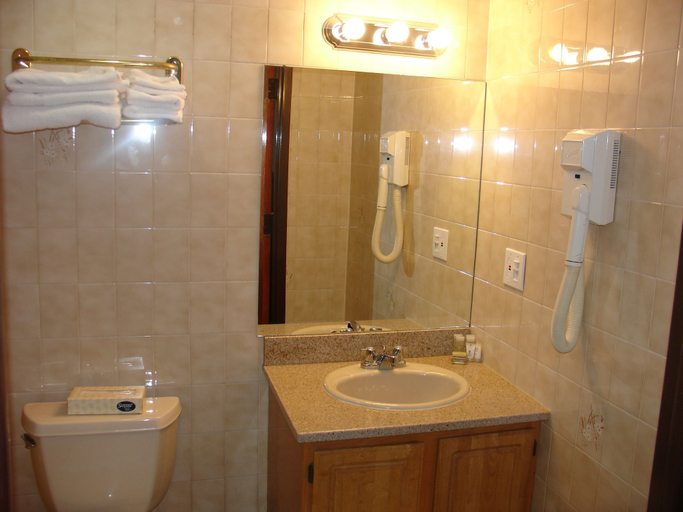 Bathroom 3, Super 8 by Wyndham Jamaica North Conduit, New York
