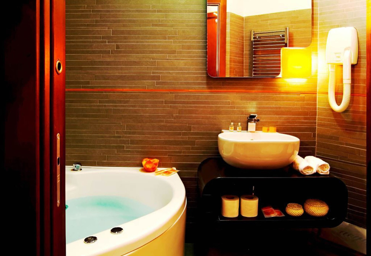 Bathroom 5, Orange Hotel, Roma